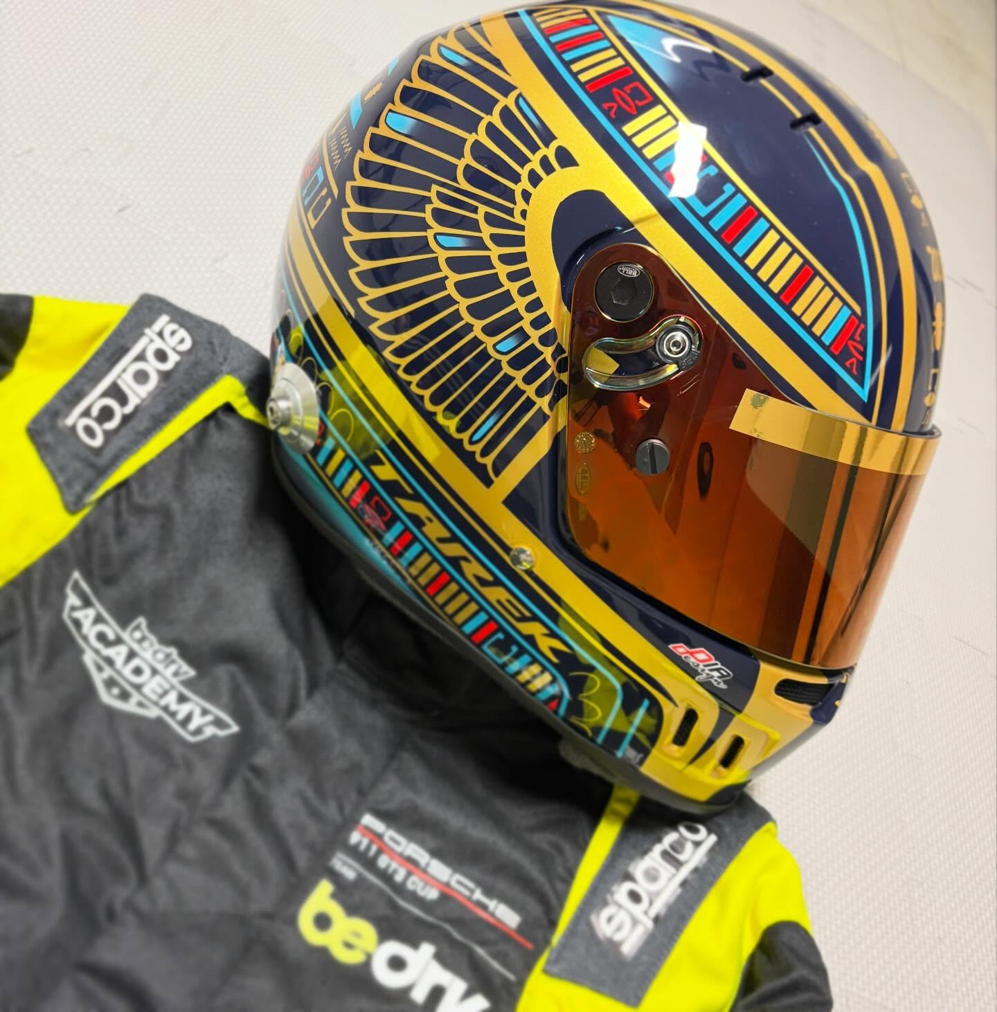 Tarek Fahmy: Il Nuovo Casco Bell con Geroglifici Egizi per il Team BeDriver