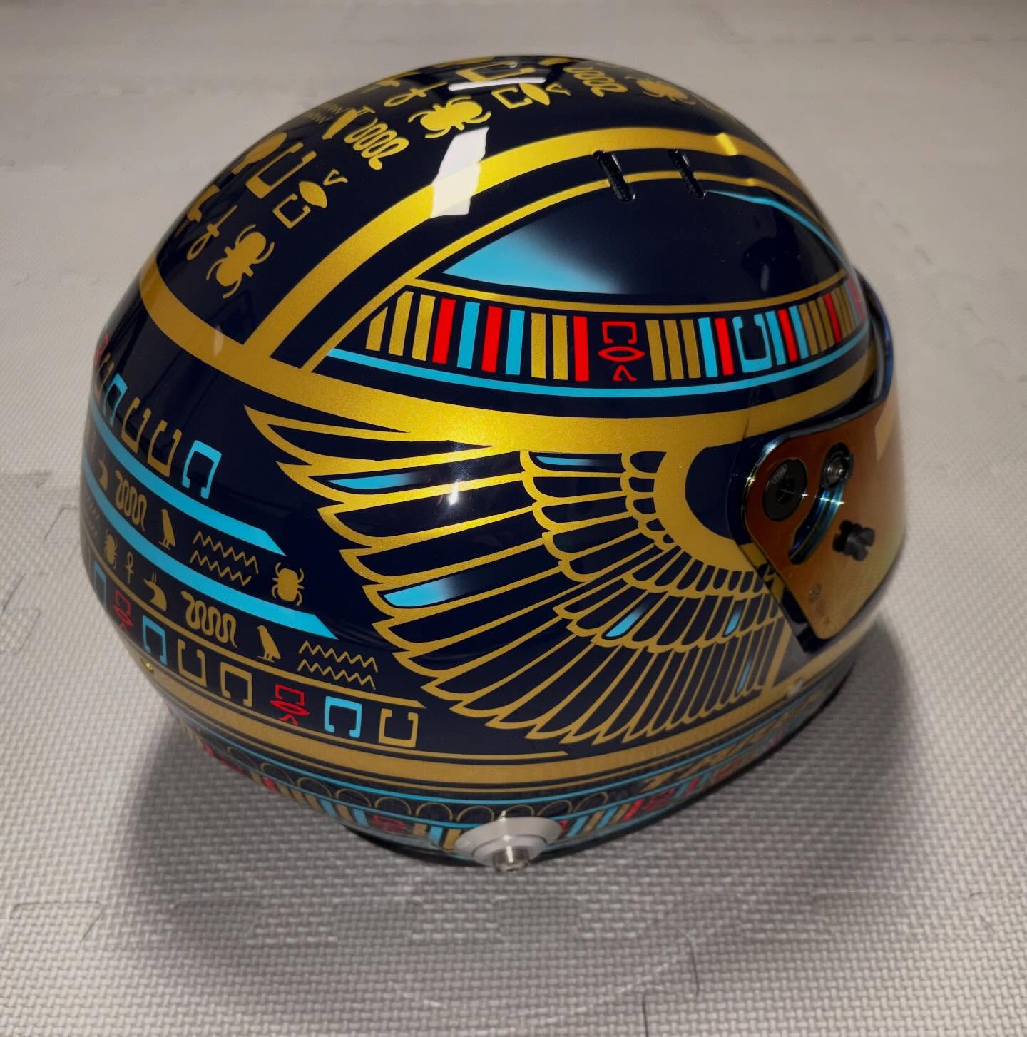 Dettaglio ala del faraone casco Bell Tarek Fahmy