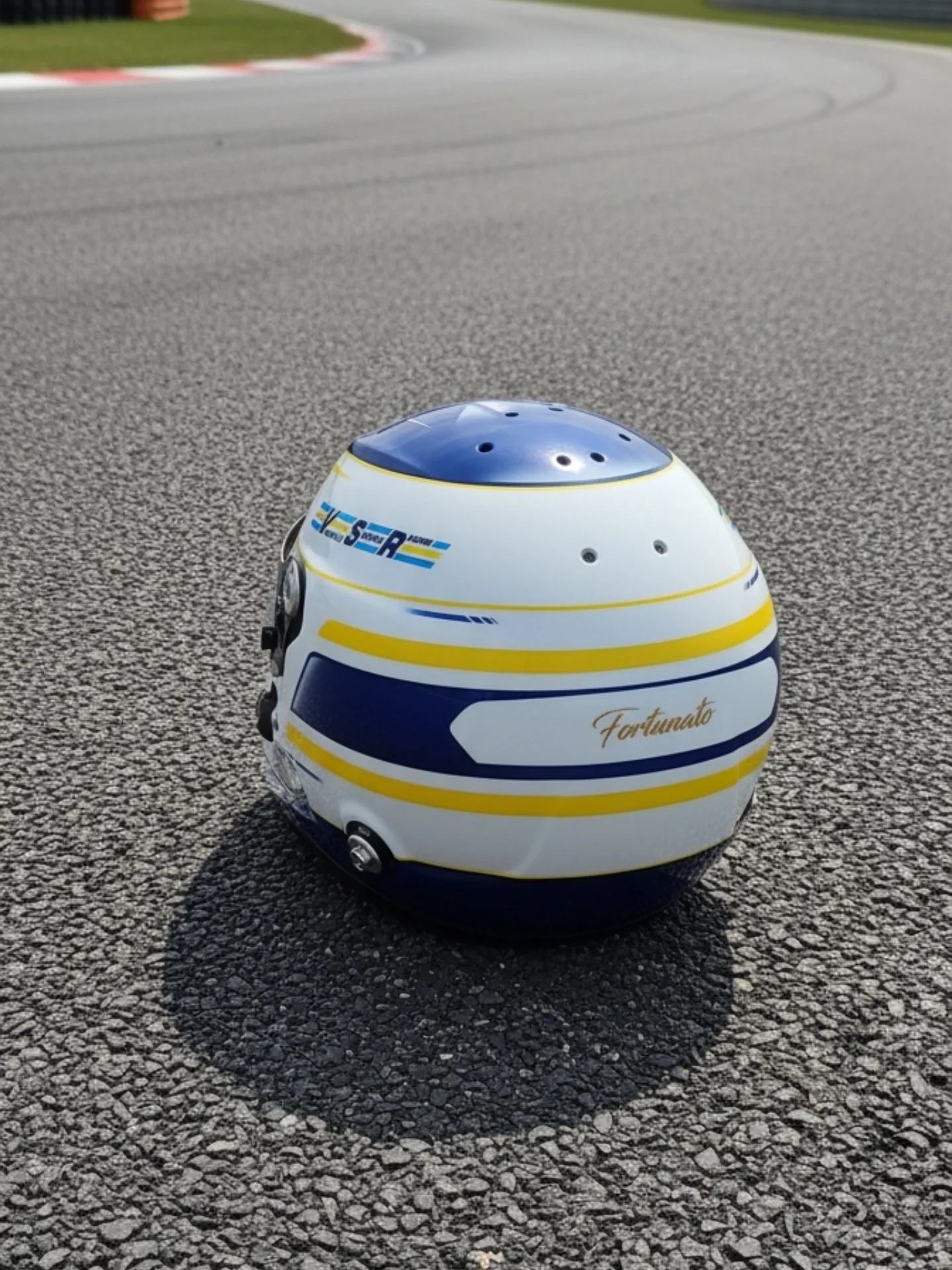 Casco Stilo Vincenzo Sospiri con scritta Fortunato
