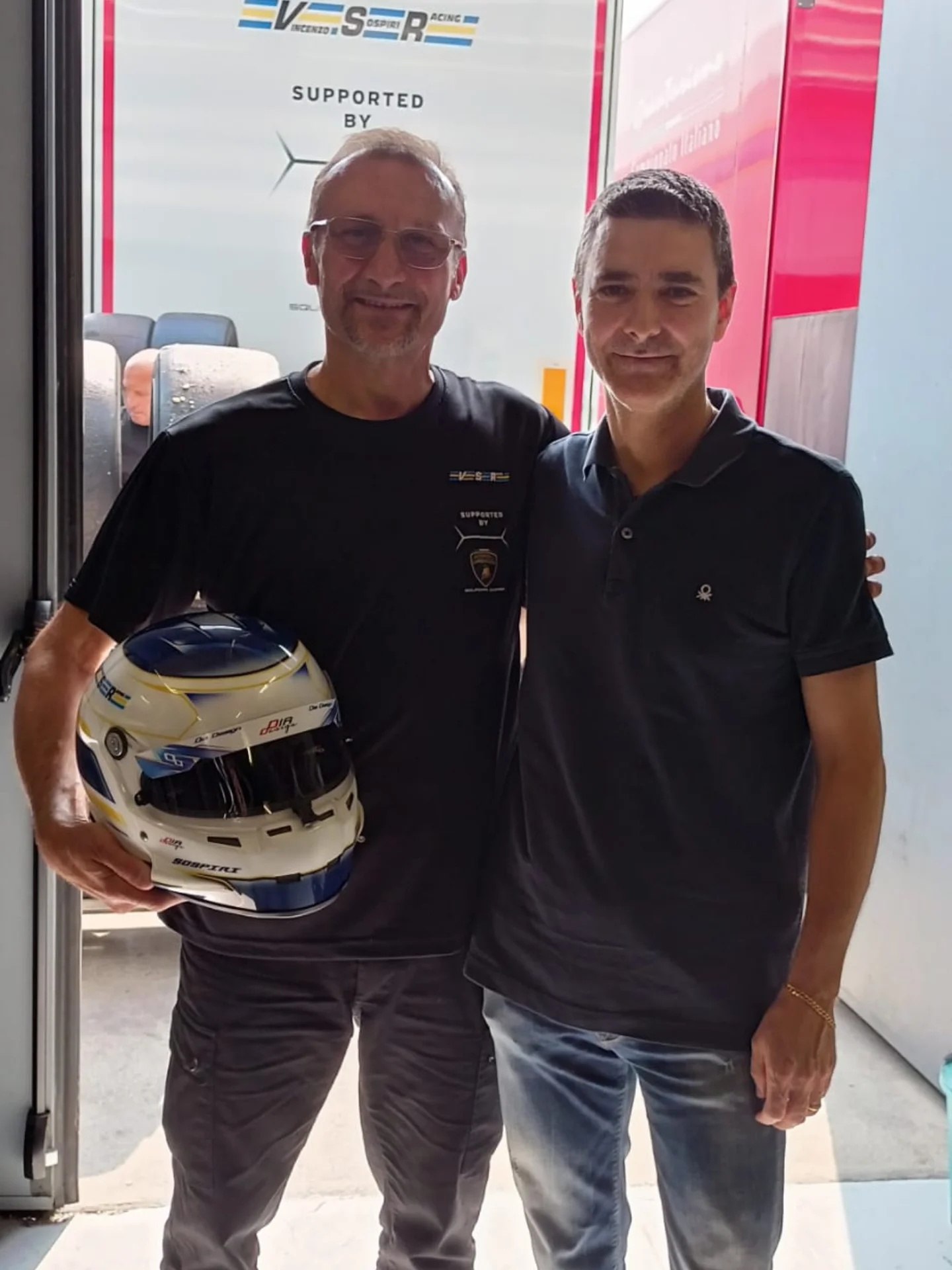 Vincenzo Sospiri e Andrea di Dia Design nel paddock con il casco personalizzato